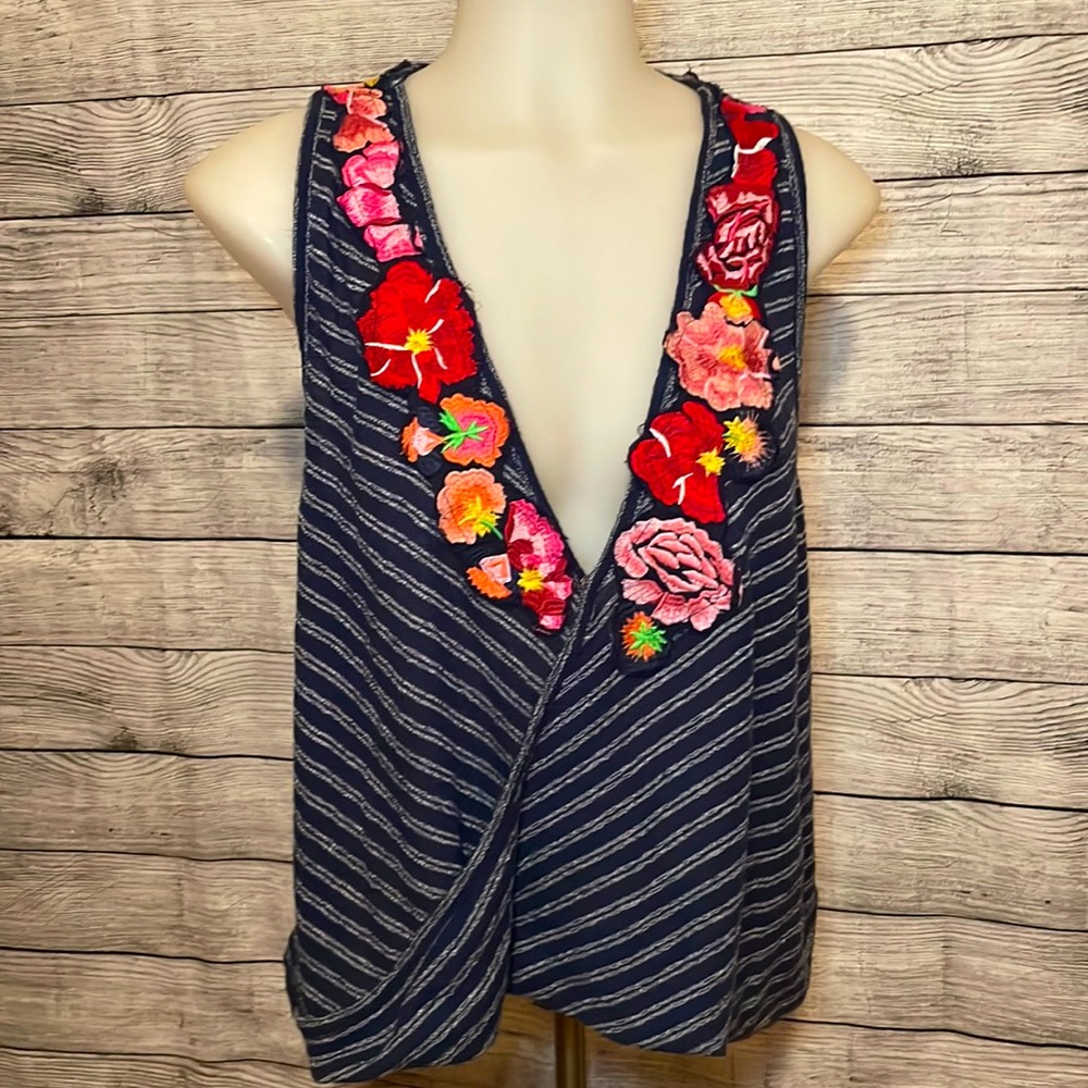 🌸🌸HOST PICK!🌸Free People Wrap Top with Embroidery